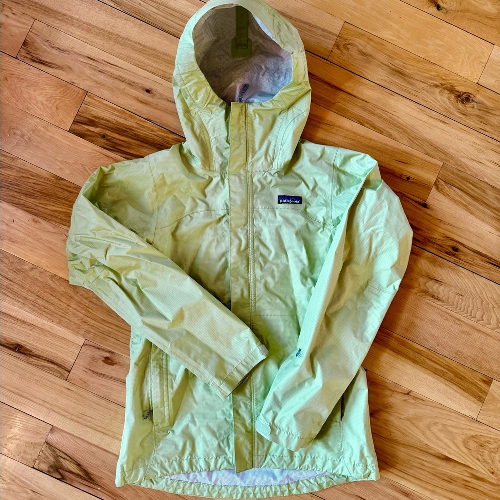 Like green Patagonia XS rain coat waterproof shell wind proof